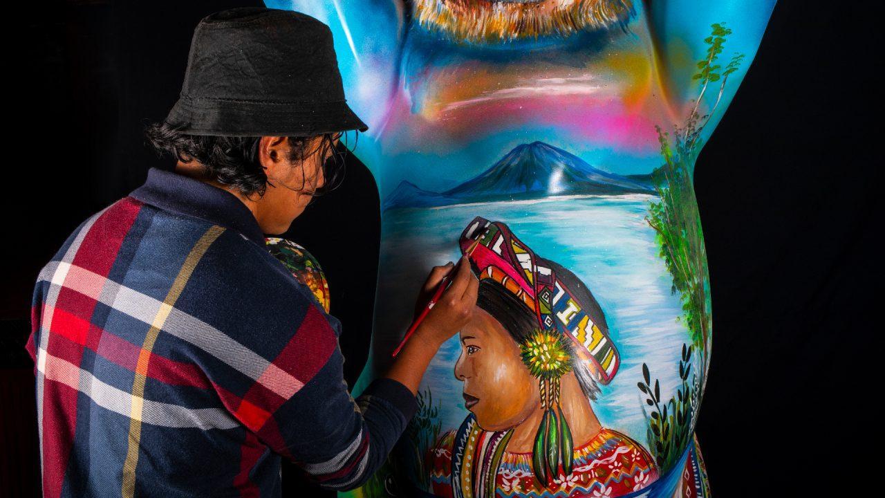 Joven artista guatemalteco participa en exposición United Buddy Bears, que enlaza arte y tolerancia
