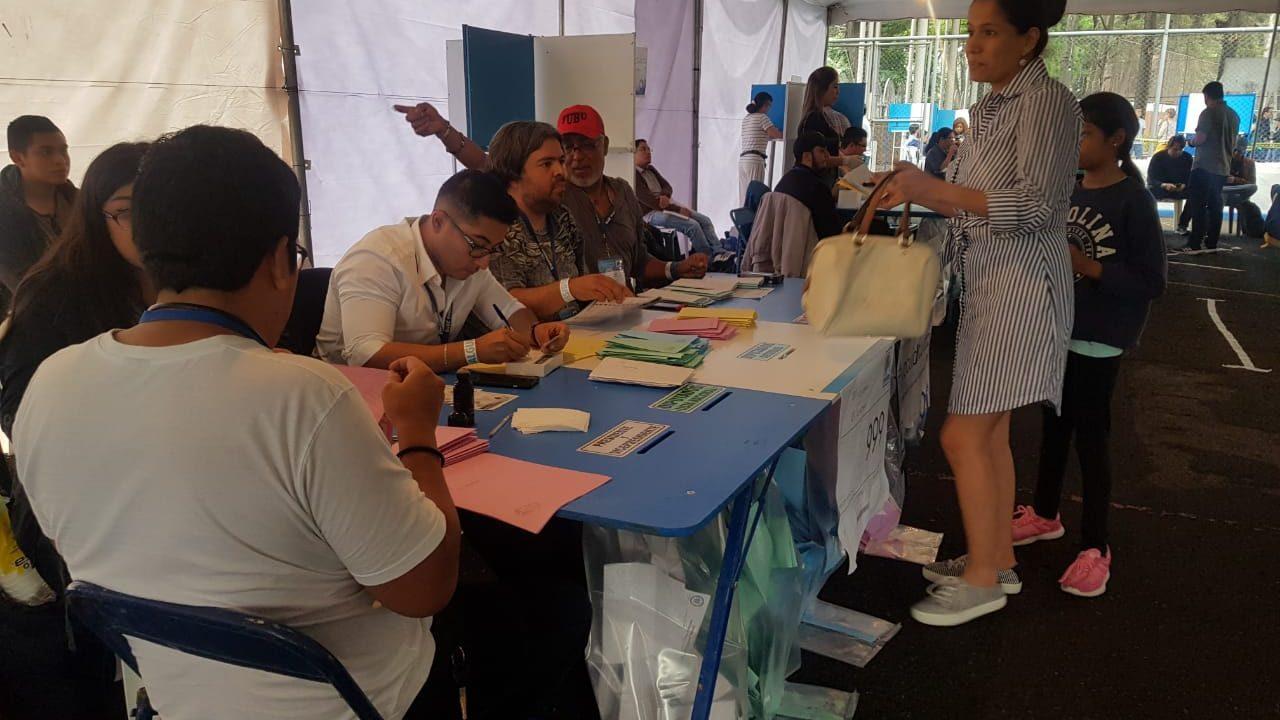 Guatemaltecos, entre incidentes y regular participación, votan para designar máximas autoridades