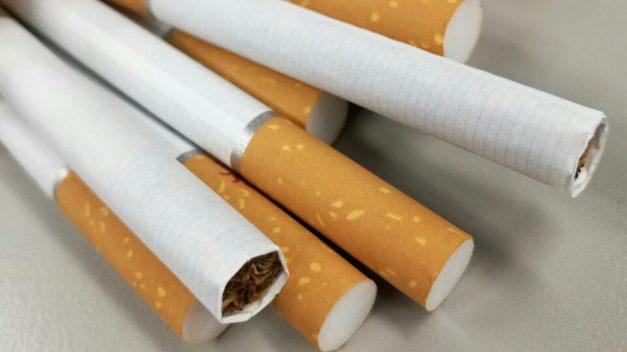 Nueva York prohíbe la venta de cigarrillos a personas menores de 21 años