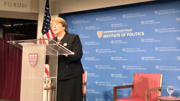 Bachelet, “preocupada y triste”, aboga por diálogo “inmediato” en Chile