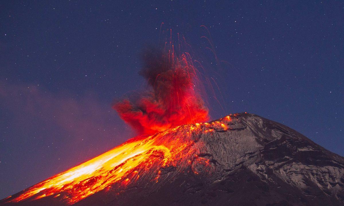 Venden cenizas del Popocatépetl, en medio de actividad peligrosa para miles de personas