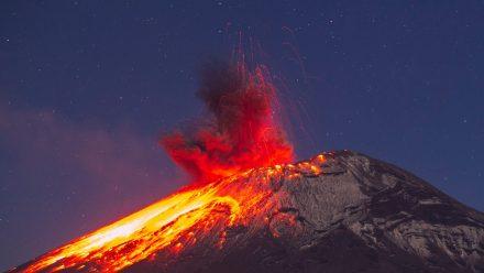 Venden cenizas del Popocatépetl, en medio de actividad peligrosa para miles de personas