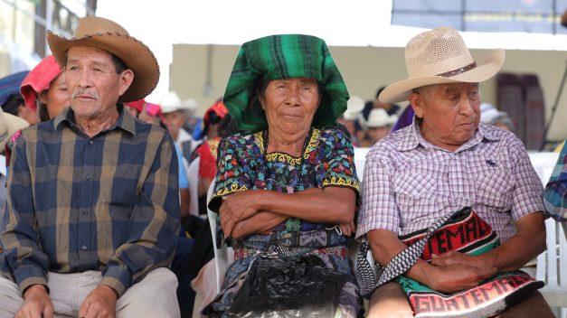 Personas de la tercera edad en pobreza son favorecidas por programa social