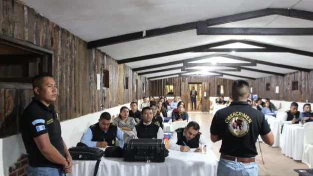 Capacitación en Chimaltenango fortalece habilidades para el procesamiento de información de celulares y ciberdelitos