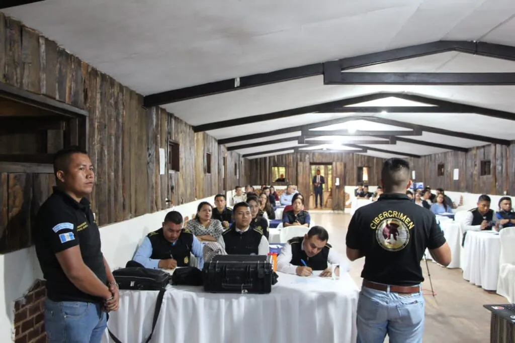 Capacitación en Chimaltenango fortalece habilidades para el procesamiento de información de celulares y ciberdelitos