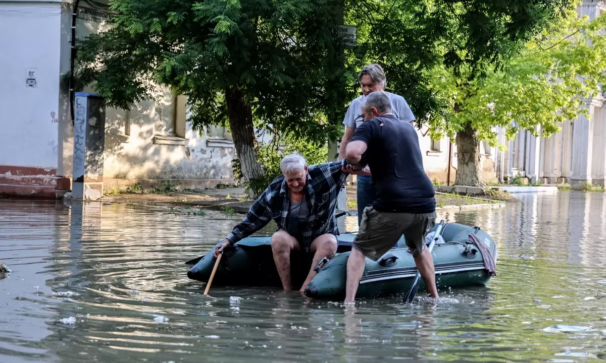 Destrucción de represa en Ucrania desata evacuaciones masivas y aumenta la tensión con Rusia