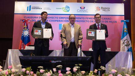 Firman convenio de cooperación para implementar el programa «Banco de Hilos» en Guatemala