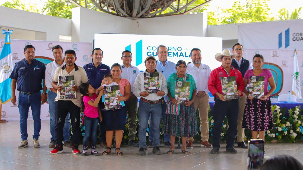 Presidente Giammattei otorga títulos de propiedad en Petén, asegurando derechos de tierra a familias locales