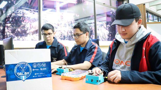 Jóvenes guatemaltecos demuestran su talento en el Encuentro Nacional de Robótica patrocinado por Senacyt
