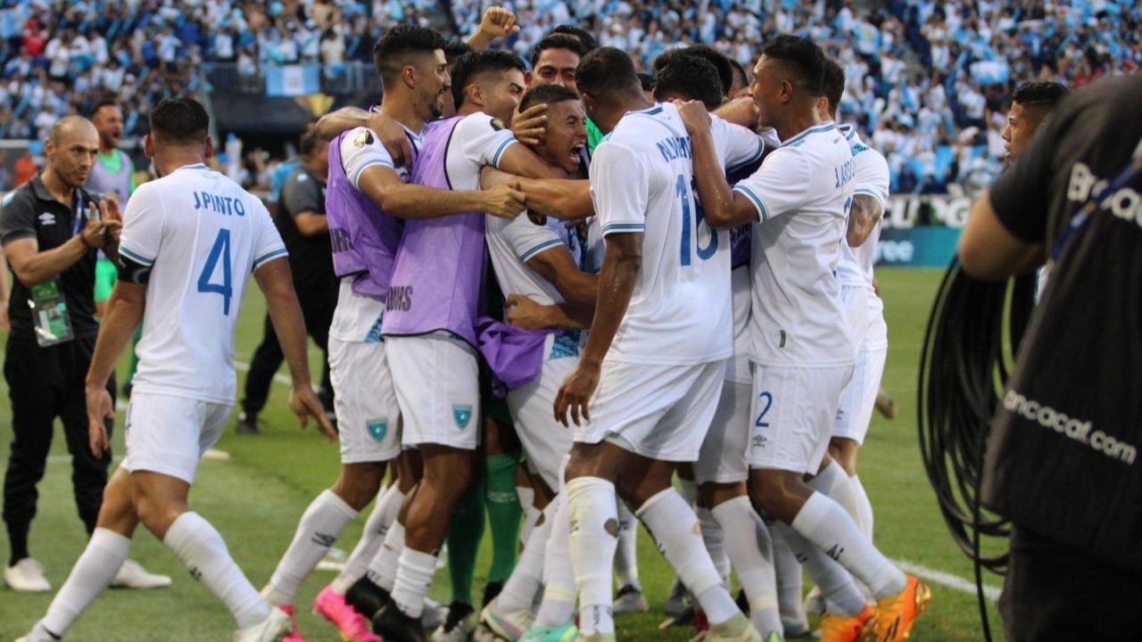 Guatemala remonta y clasifica como líder del Grupo D a los Cuartos de Final de la Copa Oro