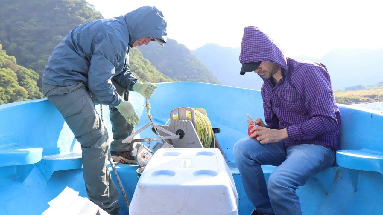 Tres instituciones colaboran en la investigación sobre plaguicidas y plásticos en la cuenca del Lago de Atitlán