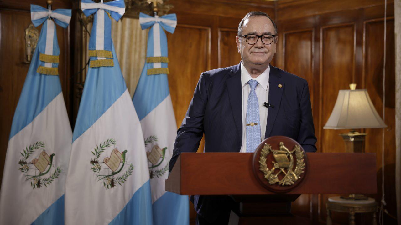 Presidente Giammattei felicita a Bernardo Arévalo por triunfo electoral en segunda vuelta