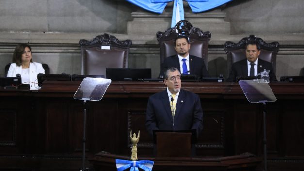 Arévalo llama a la unidad ante una democracia debilitada por prácticas no democráticas