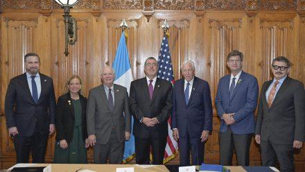 Presidente Arévalo y senadores de EE.UU. discuten fortalecimiento institucional