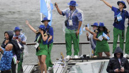 Presidente Arévalo saluda a atletas guatemaltecos que participaron en la inauguración de Olimpiadas París 2024