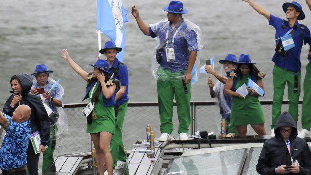 Presidente Arévalo saluda a atletas guatemaltecos que participaron en la inauguración de Olimpiadas París 2024